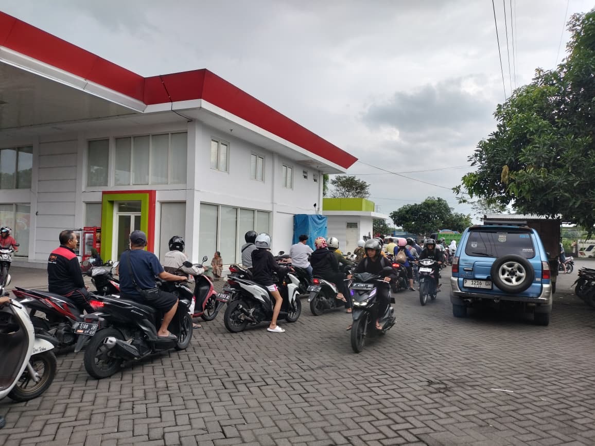 Sejumlah pengendara sepeda motor mengantre panjang di sebuah stasiun pengisian bahan bakar umum (SPBU) di wilayah Jember, Jawa Timur, Selasa (31/3/2026). Antrean terjadi akibat kepanikan warga menyusul beredarnya isu kenaikan harga bahan bakar minyak (BBM) menjelang awal April. Kepadatan kendaraan terlihat memenuhi area SPBU hingga meluas ke halaman, didominasi pengendara roda dua yang ingin segera mengisi BBM.