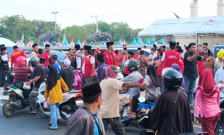 Pengurus dan anggota DPC Madas Sampang membagikan paket takjil kepada pengendara dan masyarakat di kawasan Alun-Alun Trunojoyo Sampang menjelang waktu berbuka puasa, Kamis (12/3). Aksi sosial ini merupakan bentuk kepedulian organisasi kepada masyarakat di bulan Ramadan.