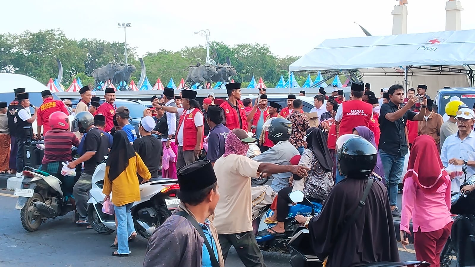 Pengurus dan anggota DPC Madas Sampang membagikan paket takjil kepada pengendara dan masyarakat di kawasan Alun-Alun Trunojoyo Sampang menjelang waktu berbuka puasa, Kamis (12/3). Aksi sosial ini merupakan bentuk kepedulian organisasi kepada masyarakat di bulan Ramadan.