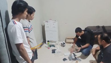 Petugas Satres Narkoba Polres Bangkalan mengamankan dua tersangka pengecer sabu di Desa Pamorah, Kecamatan Tragah, beserta barang bukti 11 poket sabu siap edar.