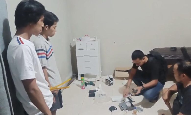 Petugas Satres Narkoba Polres Bangkalan mengamankan dua tersangka pengecer sabu di Desa Pamorah, Kecamatan Tragah, beserta barang bukti 11 poket sabu siap edar.