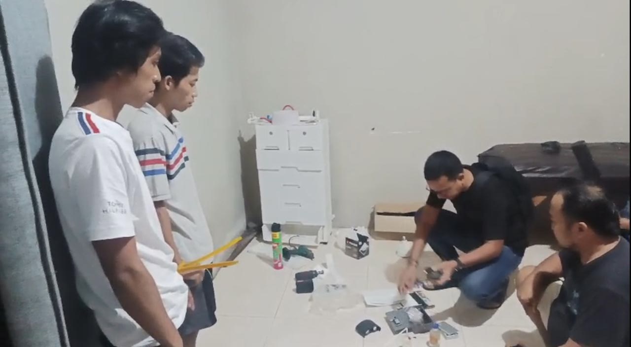 Petugas Satres Narkoba Polres Bangkalan mengamankan dua tersangka pengecer sabu di Desa Pamorah, Kecamatan Tragah, beserta barang bukti 11 poket sabu siap edar.