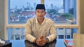Muhammad Salim, Ketua Komisi I DPRD Sampang, mengajak masyarakat memaknai Hari Kartini sebagai momentum keberanian perempuan untuk berpikir kritis dan berani bersuara demi perubahan.
