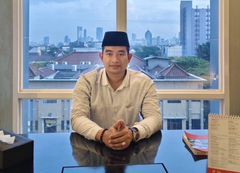 Muhammad Salim, Ketua Komisi I DPRD Sampang, mengajak masyarakat memaknai Hari Kartini sebagai momentum keberanian perempuan untuk berpikir kritis dan berani bersuara demi perubahan.