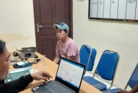 Keterangan Foto:
Petugas kepolisian saat melakukan pemeriksaan terhadap sejumlah saksi terkait kasus penipuan dan penggelapan sepeda motor Honda PCX di wilayah Sampang.