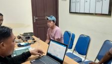 Keterangan Foto:
Petugas kepolisian saat melakukan pemeriksaan terhadap sejumlah saksi terkait kasus penipuan dan penggelapan sepeda motor Honda PCX di wilayah Sampang.