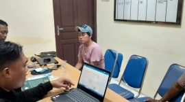 Keterangan Foto:
Petugas kepolisian saat melakukan pemeriksaan terhadap sejumlah saksi terkait kasus penipuan dan penggelapan sepeda motor Honda PCX di wilayah Sampang.