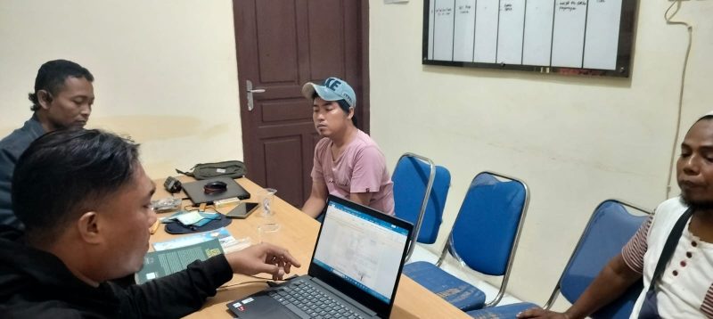 Keterangan Foto:
Petugas kepolisian saat melakukan pemeriksaan terhadap sejumlah saksi terkait kasus penipuan dan penggelapan sepeda motor Honda PCX di wilayah Sampang.