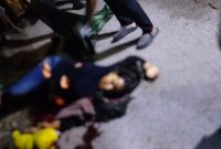 Petugas dan warga berada di lokasi penemuan jasad perempuan di pinggir jalan Desa Lombang Dajah, Blega, Bangkalan, Rabu (22/4/2026). Korban ditemukan dalam kondisi mengenaskan dan kasusnya kini telah berhasil diungkap oleh pihak kepolisian.