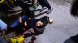 Petugas dan warga berada di lokasi penemuan jasad perempuan di pinggir jalan Desa Lombang Dajah, Blega, Bangkalan, Rabu (22/4/2026). Korban ditemukan dalam kondisi mengenaskan dan kasusnya kini telah berhasil diungkap oleh pihak kepolisian.