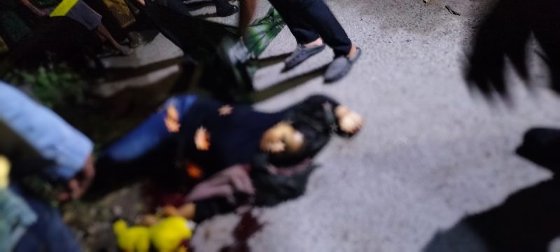 Petugas dan warga berada di lokasi penemuan jasad perempuan di pinggir jalan Desa Lombang Dajah, Blega, Bangkalan, Rabu (22/4/2026). Korban ditemukan dalam kondisi mengenaskan dan kasusnya kini telah berhasil diungkap oleh pihak kepolisian.