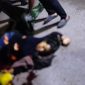 Petugas dan warga berada di lokasi penemuan jasad perempuan di pinggir jalan Desa Lombang Dajah, Blega, Bangkalan, Rabu (22/4/2026). Korban ditemukan dalam kondisi mengenaskan dan kasusnya kini telah berhasil diungkap oleh pihak kepolisian.