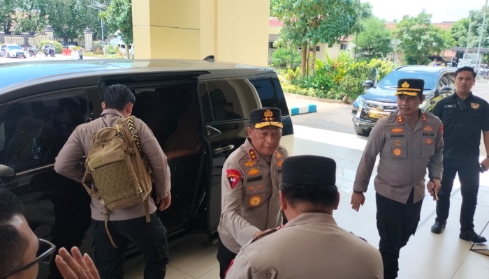 Kapolda Jawa Timur Irjen Pol. Nanang Avianto tiba di Mapolres Sumenep dalam rangka kunjungan kerja, Selasa (14/4/2026), di tengah sorotan pembatalan konferensi pers kasus temuan 27,83 kilogram kokain.