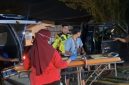 Petugas dan warga mengevakuasi korban kecelakaan dari mobil pikap ke ambulans di Jalan Halim Perdana Kusuma, Bancaran, Bangkalan, Minggu malam (5/4/2026). Insiden tabrak belakang tersebut menewaskan satu orang dan menyebabkan empat lainnya luka-luka.