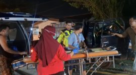 Petugas dan warga mengevakuasi korban kecelakaan dari mobil pikap ke ambulans di Jalan Halim Perdana Kusuma, Bancaran, Bangkalan, Minggu malam (5/4/2026). Insiden tabrak belakang tersebut menewaskan satu orang dan menyebabkan empat lainnya luka-luka.