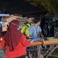 Petugas dan warga mengevakuasi korban kecelakaan dari mobil pikap ke ambulans di Jalan Halim Perdana Kusuma, Bancaran, Bangkalan, Minggu malam (5/4/2026). Insiden tabrak belakang tersebut menewaskan satu orang dan menyebabkan empat lainnya luka-luka.