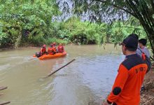 Tim SAR gabungan mengevakuasi jasad ibu dan anak yang ditemukan meninggal dunia di aliran Sungai Tunjung, Bangkalan, setelah dua hari pencarian.