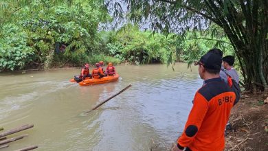 Tim SAR gabungan mengevakuasi jasad ibu dan anak yang ditemukan meninggal dunia di aliran Sungai Tunjung, Bangkalan, setelah dua hari pencarian.