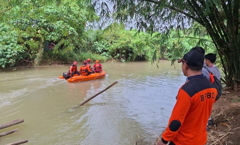 Tim SAR gabungan mengevakuasi jasad ibu dan anak yang ditemukan meninggal dunia di aliran Sungai Tunjung, Bangkalan, setelah dua hari pencarian.