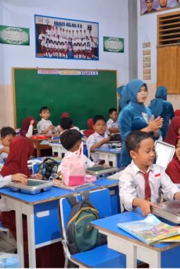Guru SDN Demangan 1 Bangkalan Tampil Berkebaya, Hidupkan Semangat Raden Ajeng Kartini di Ruang Kelas