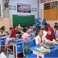 Guru SDN Demangan 1 Bangkalan mengenakan kebaya saat mengajar dan membagikan makanan kepada siswa dalam rangka memperingati Hari Kartini, mengenang perjuangan Raden Ajeng Kartini di dunia pendidikan.
