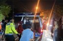 Petugas kepolisian dibantu warga mengevakuasi korban dari mobil pikap yang ringsek parah usai menabrak truk tronton di Jalan Halim Perdana Kusuma, Bancaran, Bangkalan, Minggu malam (5/4/2026). Satu orang meninggal dunia, sementara empat lainnya mengalami luka-luka.