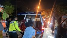 Petugas kepolisian dibantu warga mengevakuasi korban dari mobil pikap yang ringsek parah usai menabrak truk tronton di Jalan Halim Perdana Kusuma, Bancaran, Bangkalan, Minggu malam (5/4/2026). Satu orang meninggal dunia, sementara empat lainnya mengalami luka-luka.