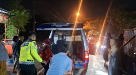 Petugas kepolisian dibantu warga mengevakuasi korban dari mobil pikap yang ringsek parah usai menabrak truk tronton di Jalan Halim Perdana Kusuma, Bancaran, Bangkalan, Minggu malam (5/4/2026). Satu orang meninggal dunia, sementara empat lainnya mengalami luka-luka.