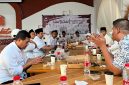 Kader Partai Solidaritas Indonesia (PSI) Kabupaten Bangkalan saat mengikuti kegiatan halalbihalal dan konsolidasi partai di Terakota Coffee, Rabu (15/4/2026). Acara ini menjadi momentum penguatan struktur partai hingga tingkat DPRt.