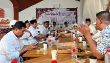 Kader Partai Solidaritas Indonesia (PSI) Kabupaten Bangkalan saat mengikuti kegiatan halalbihalal dan konsolidasi partai di Terakota Coffee, Rabu (15/4/2026). Acara ini menjadi momentum penguatan struktur partai hingga tingkat DPRt.