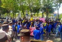 Puluhan mahasiswa yang tergabung dalam PMII Sampang menggelar aksi demonstrasi di depan kantor DPRD dan Pemkab Sampang, menuntut penertiban tambang galian C yang diduga merusak lingkungan dan infrastruktur. Aksi berlangsung dengan pengawalan aparat kepolisian.