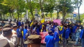Puluhan mahasiswa yang tergabung dalam PMII Sampang menggelar aksi demonstrasi di depan kantor DPRD dan Pemkab Sampang, menuntut penertiban tambang galian C yang diduga merusak lingkungan dan infrastruktur. Aksi berlangsung dengan pengawalan aparat kepolisian.