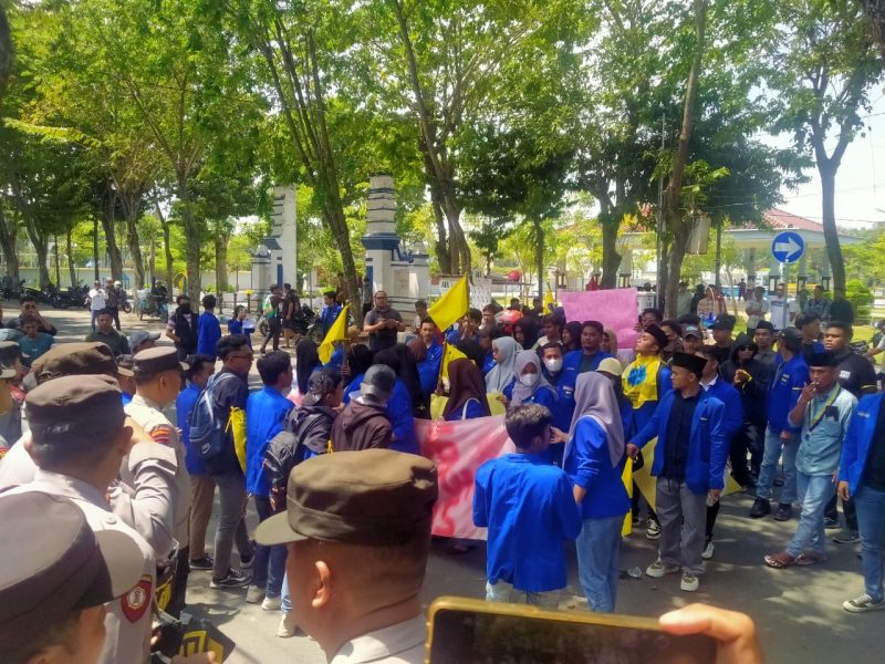 Puluhan mahasiswa yang tergabung dalam PMII Sampang menggelar aksi demonstrasi di depan kantor DPRD dan Pemkab Sampang, menuntut penertiban tambang galian C yang diduga merusak lingkungan dan infrastruktur. Aksi berlangsung dengan pengawalan aparat kepolisian.