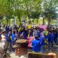 Puluhan mahasiswa yang tergabung dalam PMII Sampang menggelar aksi demonstrasi di depan kantor DPRD dan Pemkab Sampang, menuntut penertiban tambang galian C yang diduga merusak lingkungan dan infrastruktur. Aksi berlangsung dengan pengawalan aparat kepolisian.