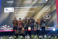 Perwakilan PT BPR Syariah Sampang Perseroda menerima penghargaan dalam ajang TOP BUMD Awards 2026 sebagai bentuk pengakuan atas kinerja dan kontribusi terhadap perekonomian daerah.