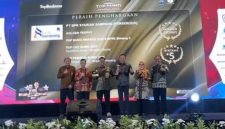 Perwakilan PT BPR Syariah Sampang Perseroda menerima penghargaan dalam ajang TOP BUMD Awards 2026 sebagai bentuk pengakuan atas kinerja dan kontribusi terhadap perekonomian daerah.