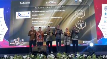 Perwakilan PT BPR Syariah Sampang Perseroda menerima penghargaan dalam ajang TOP BUMD Awards 2026 sebagai bentuk pengakuan atas kinerja dan kontribusi terhadap perekonomian daerah.