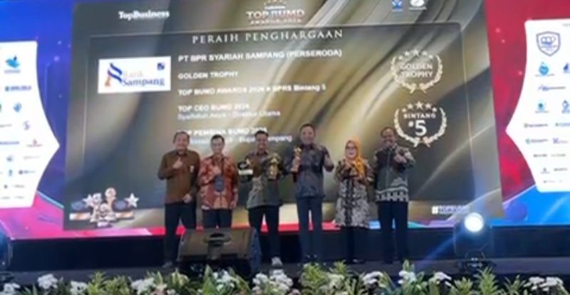 Perwakilan PT BPR Syariah Sampang Perseroda menerima penghargaan dalam ajang TOP BUMD Awards 2026 sebagai bentuk pengakuan atas kinerja dan kontribusi terhadap perekonomian daerah.