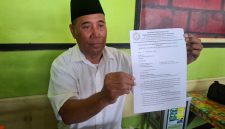 Pengasuh Ponpes Darul Muttaqin, KH Takliman, menunjukkan surat kritik yang dilayangkan kepada Kementerian Agama Republik Indonesia terkait polemik penentuan 1 Syawal.