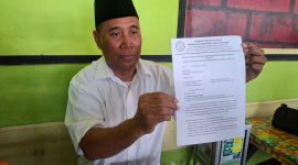 Pengasuh Ponpes Darul Muttaqin, KH Takliman, menunjukkan surat kritik yang dilayangkan kepada Kementerian Agama Republik Indonesia terkait polemik penentuan 1 Syawal.