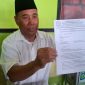 Pengasuh Ponpes Darul Muttaqin, KH Takliman, menunjukkan surat kritik yang dilayangkan kepada Kementerian Agama Republik Indonesia terkait polemik penentuan 1 Syawal.