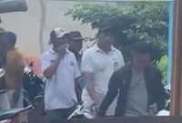 Sejumlah pria diamankan polisi usai penggerebekan arena sabung ayam di Bangkalan.