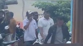 Sejumlah pria diamankan polisi usai penggerebekan arena sabung ayam di Bangkalan.