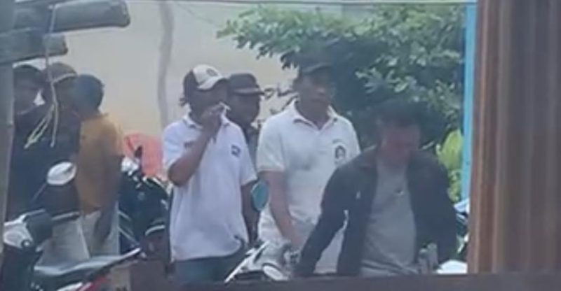 Sejumlah pria diamankan polisi usai penggerebekan arena sabung ayam di Bangkalan.