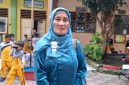 Sitti Rahmah, guru SD di Bangkalan, tetap setia mengajar menggunakan sepeda ontel meski masa pensiun tinggal menghitung hari setelah 38 tahun mengabdi.