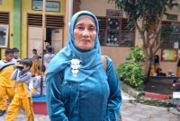 Sitti Rahmah, guru SD di Bangkalan, tetap setia mengajar menggunakan sepeda ontel meski masa pensiun tinggal menghitung hari setelah 38 tahun mengabdi.