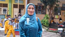 Sitti Rahmah, guru SD di Bangkalan, tetap setia mengajar menggunakan sepeda ontel meski masa pensiun tinggal menghitung hari setelah 38 tahun mengabdi.