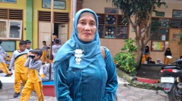 Sitti Rahmah, guru SD di Bangkalan, tetap setia mengajar menggunakan sepeda ontel meski masa pensiun tinggal menghitung hari setelah 38 tahun mengabdi.