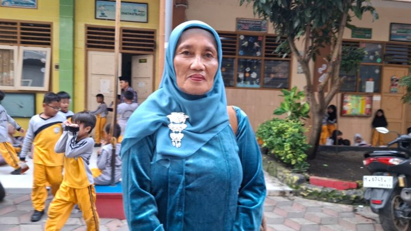Sitti Rahmah, guru SD di Bangkalan, tetap setia mengajar menggunakan sepeda ontel meski masa pensiun tinggal menghitung hari setelah 38 tahun mengabdi.