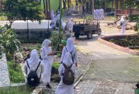 Sejumlah siswa SMA di Kabupaten Sampang beraktivitas di lingkungan sekolah usai dinyatakan lolos jalur SNBP 2026 ke berbagai perguruan tinggi negeri.